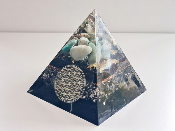 Orgonite pyramide amazonite noire